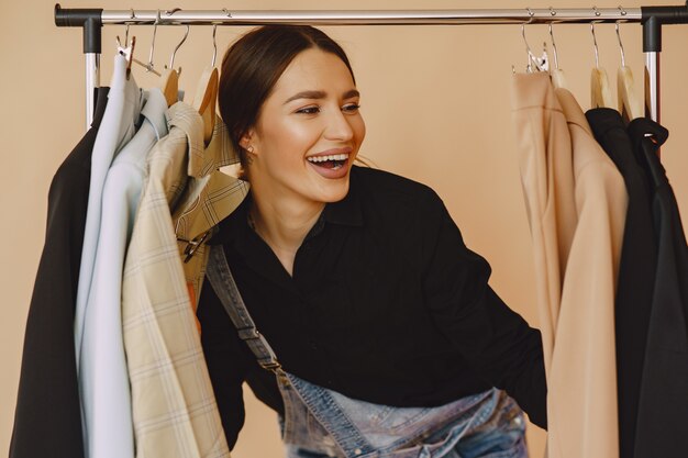 Femme dans un studio avec de nombreux vêtements