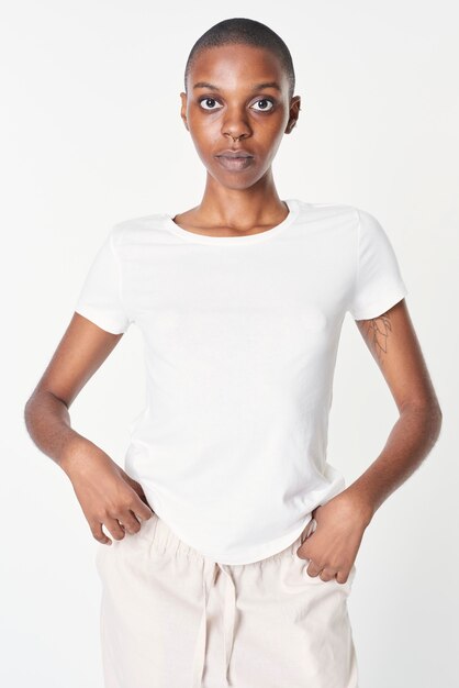 Femme dans un t-shirt blanc