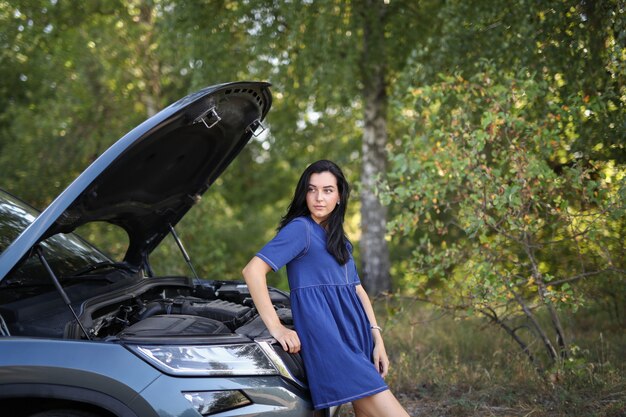 Femme dans une voiture cassée