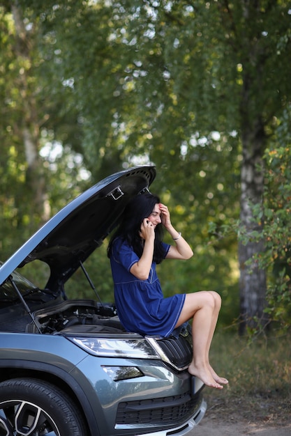 Femme dans une voiture cassée