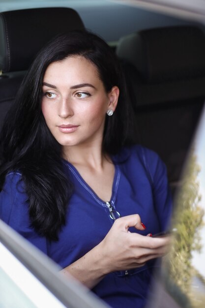 Femme dans une voiture