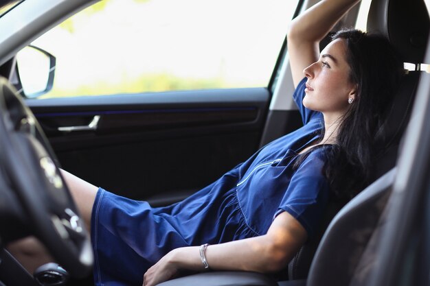 Femme dans une voiture