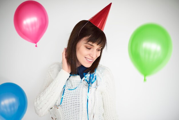 Femme dansant parmi les ballons colorés