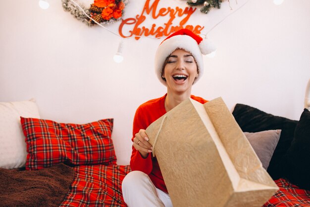 Femme déballant des cadeaux à Noël