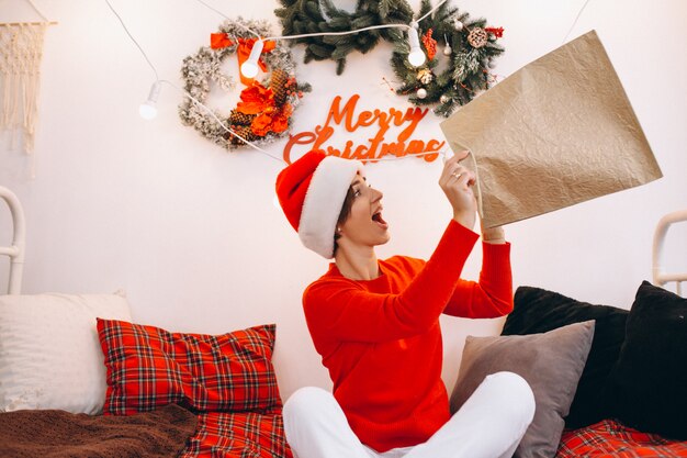 Femme déballant des cadeaux à Noël