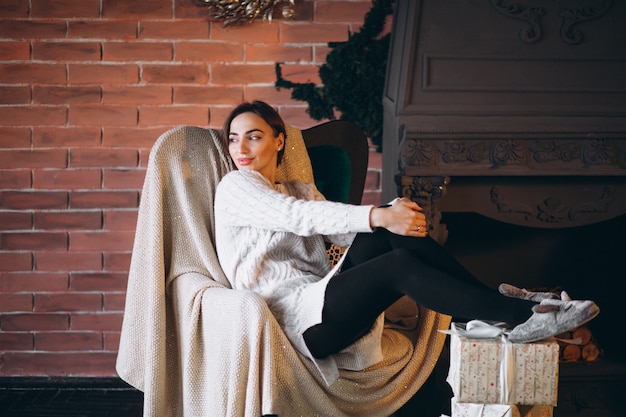 Femme Déballant Des Cadeaux à Noël