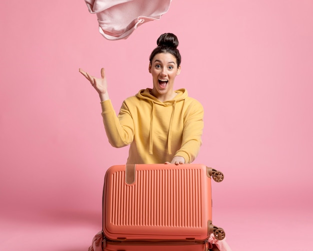 Femme déballant ses bagages