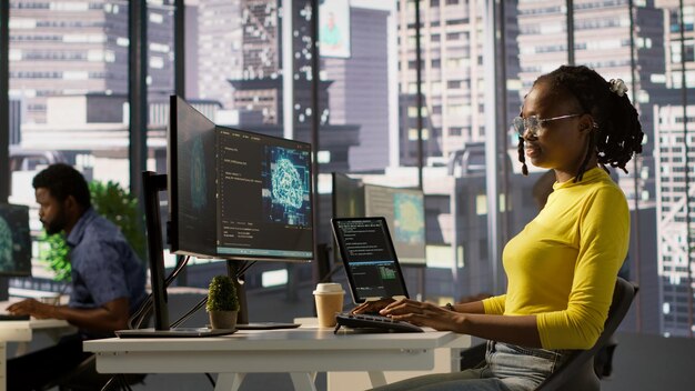 Une femme débogue et optimise du code à l'aide de l'intelligence artificielle