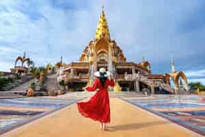 Photo gratuite femme debout au wat phra that pha son kaew temple à khao kho phetchabun, thaïlande.