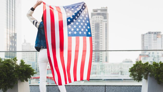 Femme, debout, balcon, grand, drapeau américain