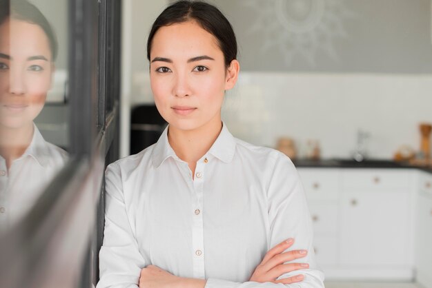 Femme, debout, à côté de, fenêtre