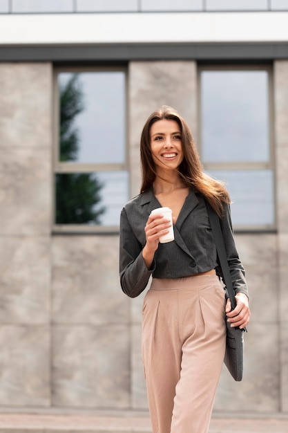 Femme debout dans un espace urbain propre