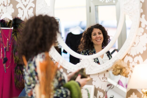 Femme debout dans le magasin près de miroir