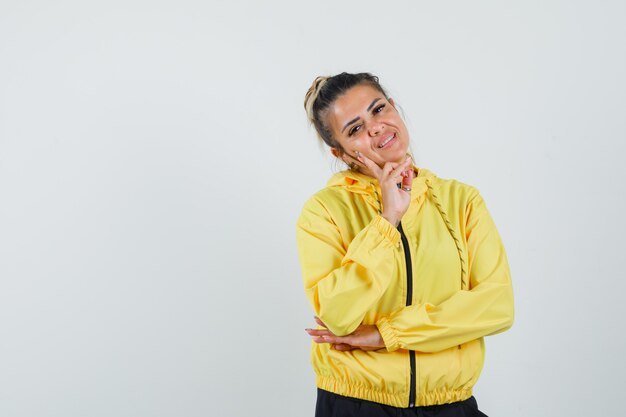 Femme debout dans la pensée pose en costume de sport et à la jolie vue de face.