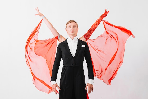 Femme debout derrière l&#39;homme pendant la danse