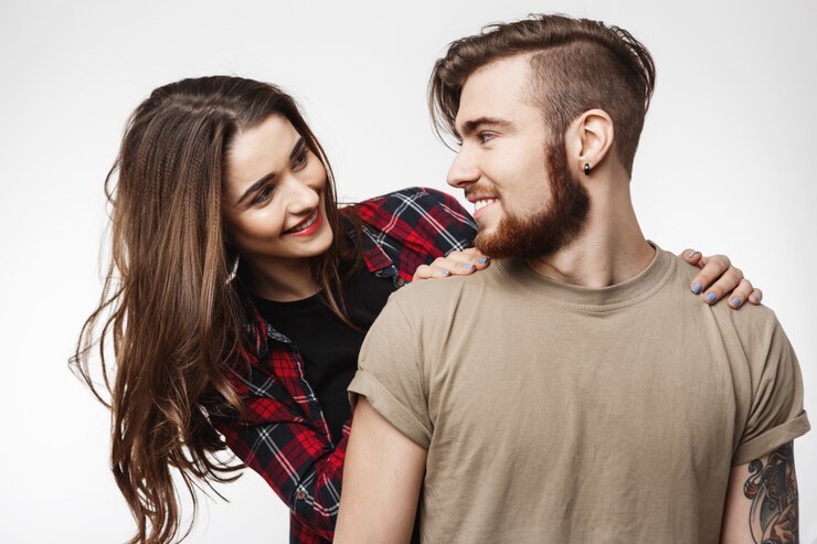 Photo gratuit femme debout derrière regardant mec avec sourire