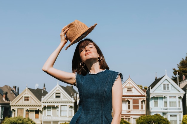 Femme, debout, devant, les, peint, dames, de, san francisco, usa