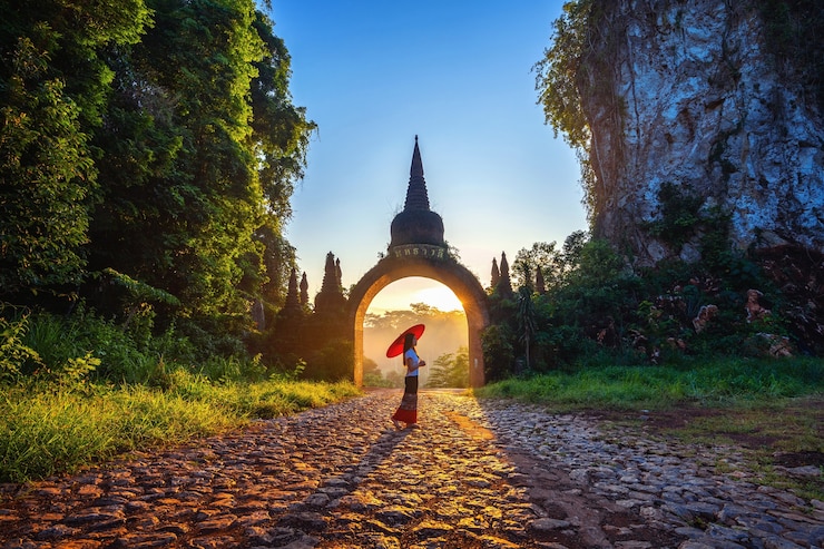 Photo gratuit femme debout à khao na nai luang dharma park à surat thani, thaïlande