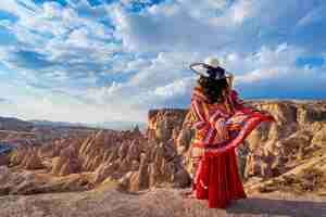 Photo gratuite femme debout sur les montagnes en cappadoce, turquie.