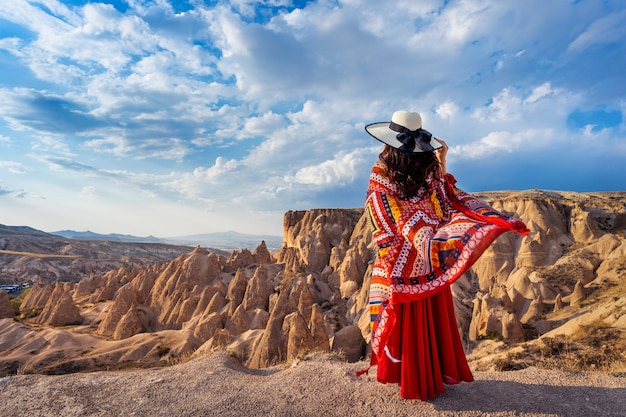 Femme debout sur les montagnes en Cappadoce, Turquie.