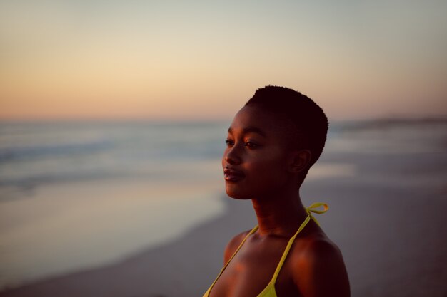 Femme debout sur la plage