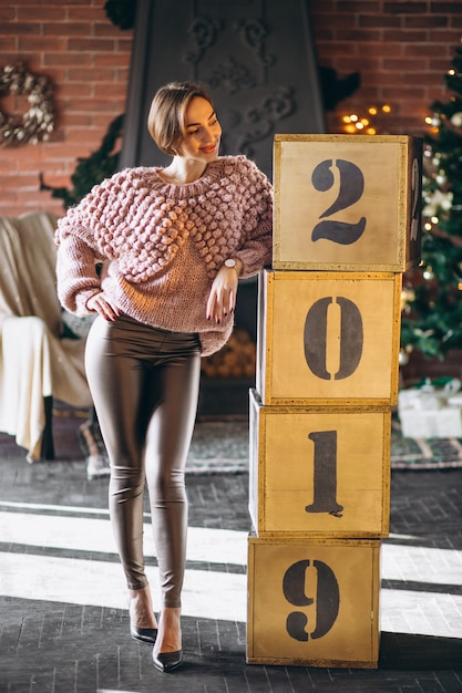 Femme Debout Près Des Boîtes 2019 à Noël