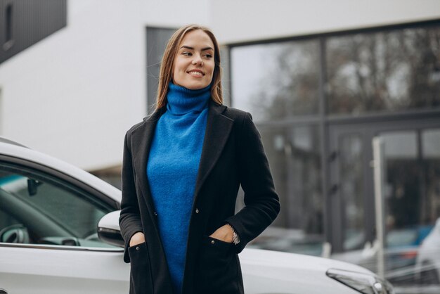 Femme Debout Près De Sa Voiture à L'extérieur De La Rue