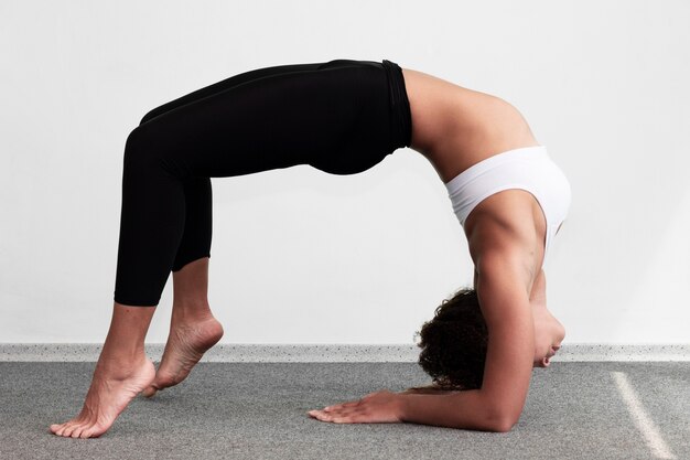 Femme debout sur ses pieds et ses pieds