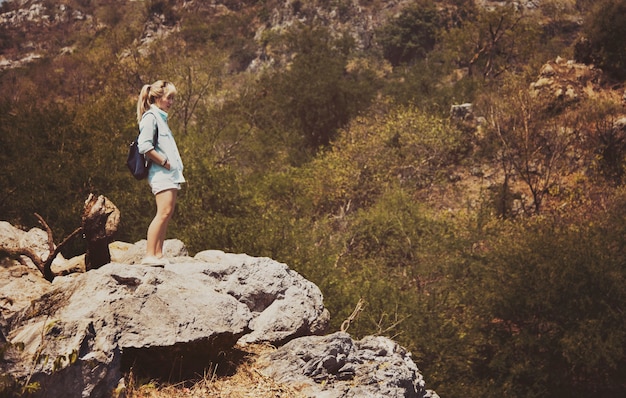 Femme, debout, sommet montagne