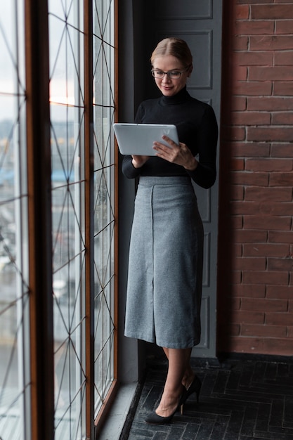 Femme, Debout, Tablette