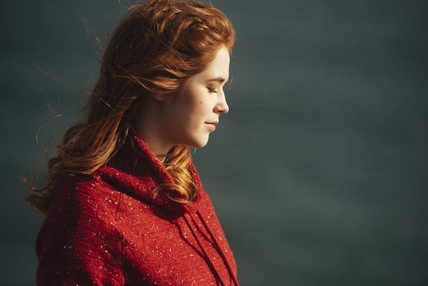 Photo gratuite femme debout les yeux fermés