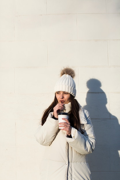 Photo gratuite femme décontractée en outwear avec café