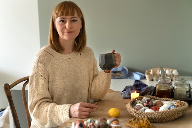 Femme décorant des oeufs de pâques