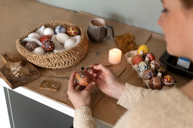 Femme décorant des oeufs de pâques