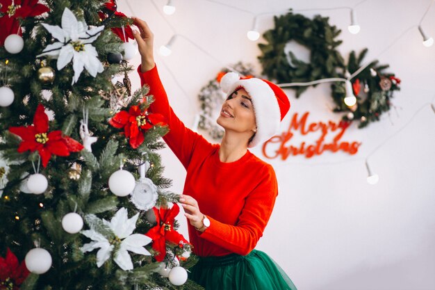 Femme, décoration, arbre noël