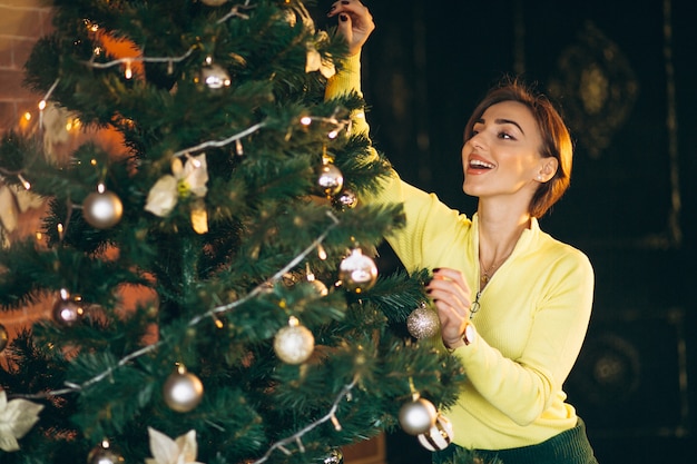 Femme, décoration, arbre noël