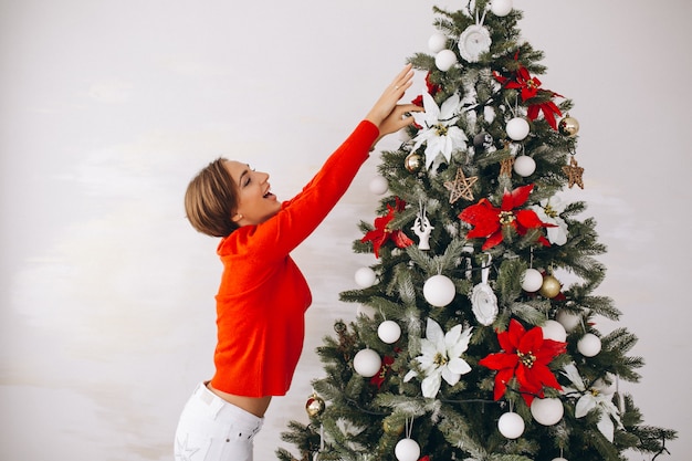 Femme, décoration, arbre noël