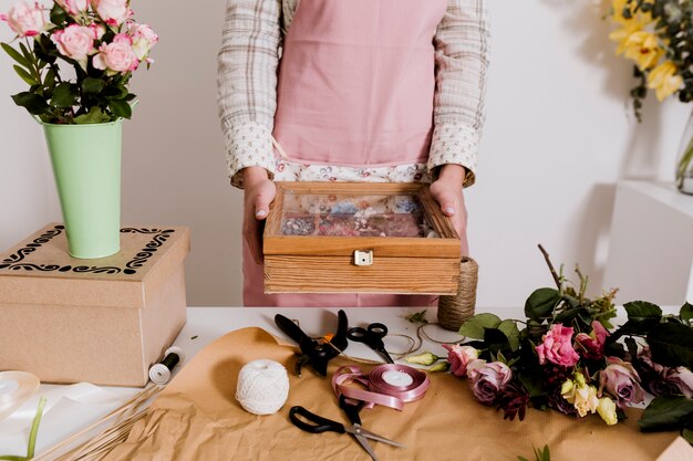 Femme avec des décorations pour le bouquet