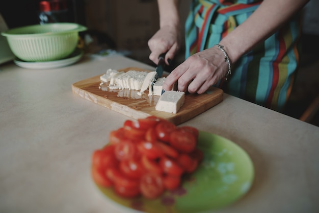 Femme, découpage, fromage