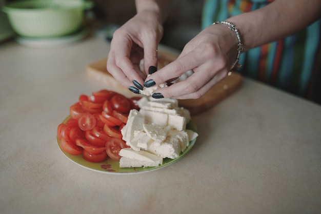 Photo gratuite femme, découpage, fromage