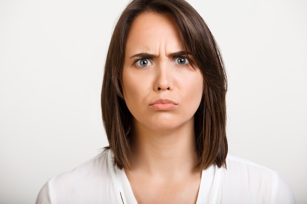 Photo gratuite femme déçue, en colère, regardant les sourcils froncés