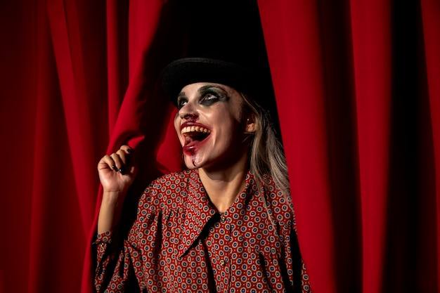 Une femme déguisée en clown fou rit