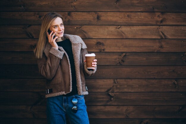 Femme dehors sur le fond en bois