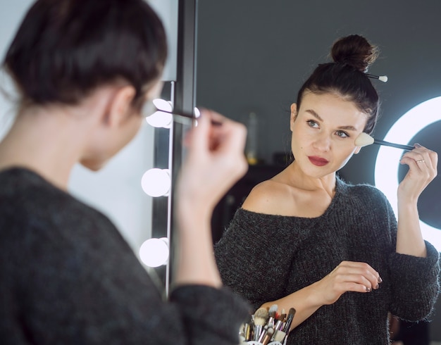 Femme, demande, poudre, maquillage