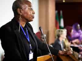 Photo gratuite une femme de descendance d'afrique centrale parlant dans un microphone