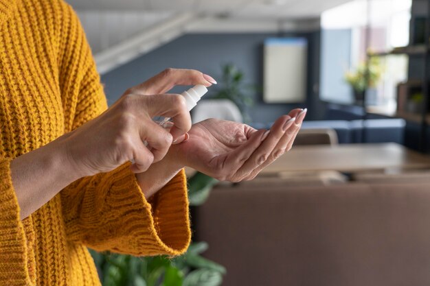 Femme désinfectant avant de commencer à travailler