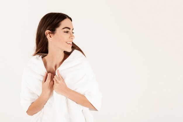 Femme détendue et souriante après avoir pris un bain