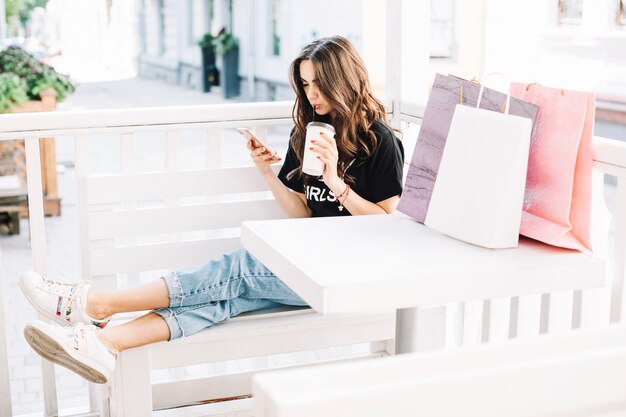 Femme de détente avec café après le shopping