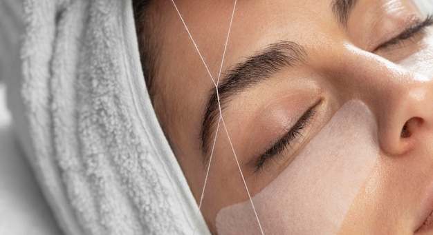 Femme de détente dans un salon de beauté