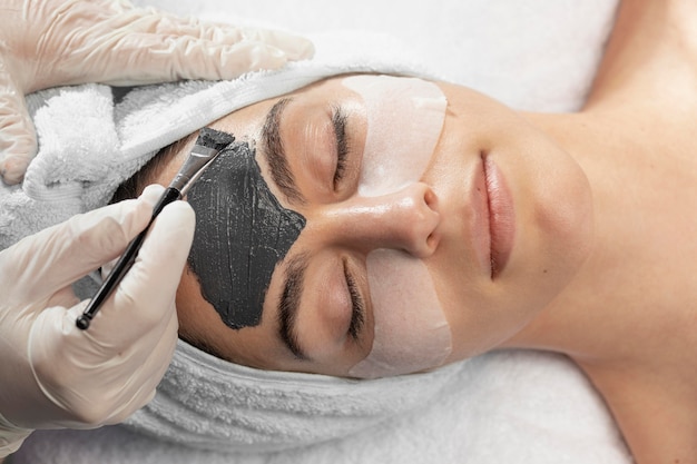 Femme de détente dans un salon de beauté